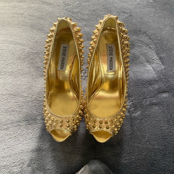 Gold spike 5”stilletto (1” is platform) Steve Madden. Very sexy - Picture 2 of 5